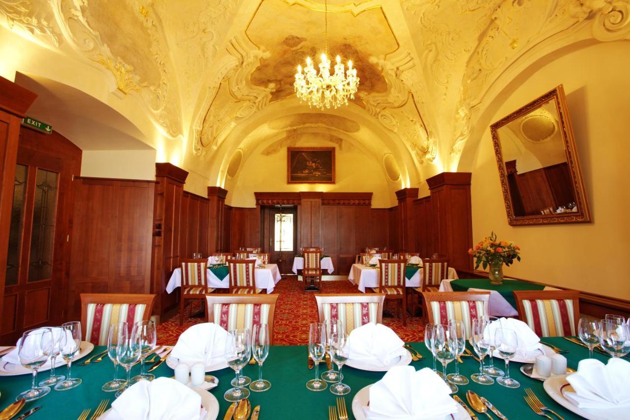 Hotel Fortna Chrudim Exteriör bild